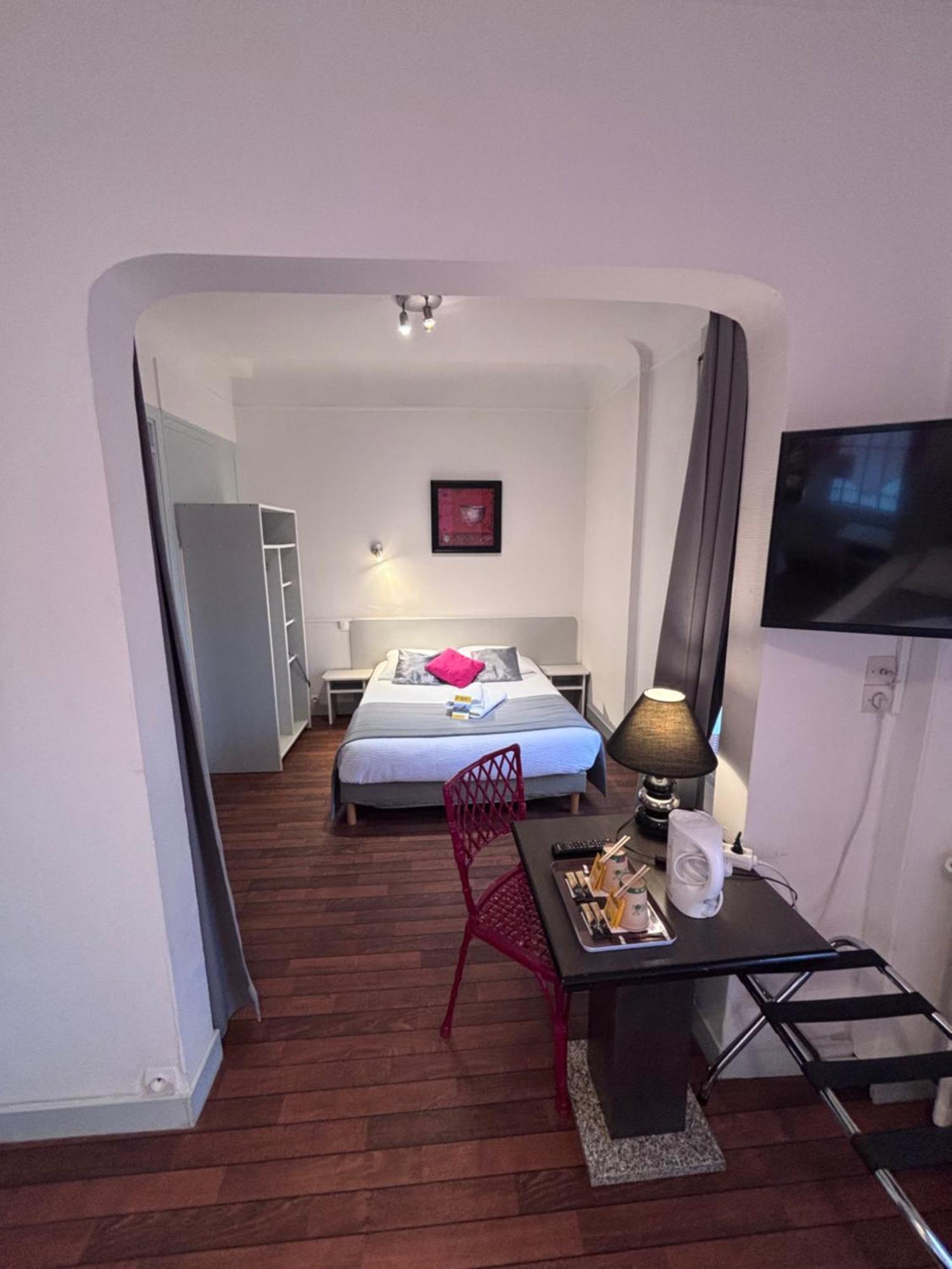 Crystal Hotel Роаян Екстериор снимка